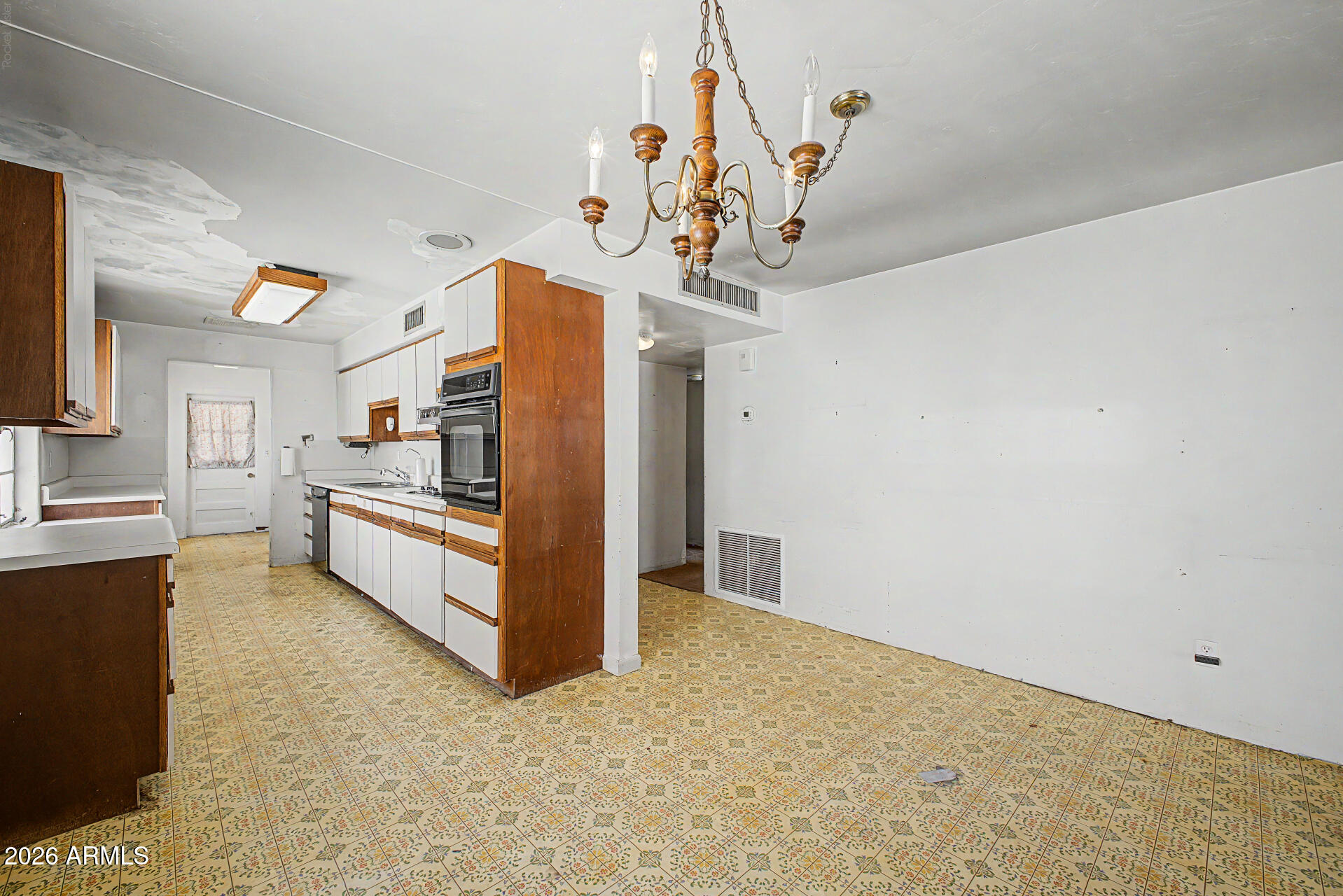 835 N ROBSON --
