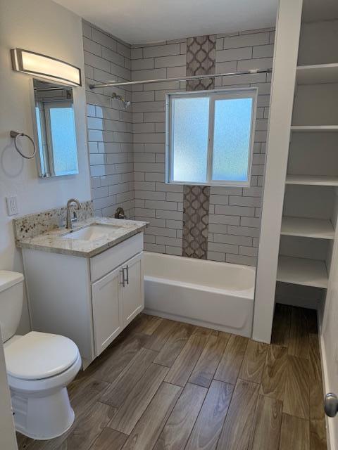 2537 E Clarendon Avenue Apt 2