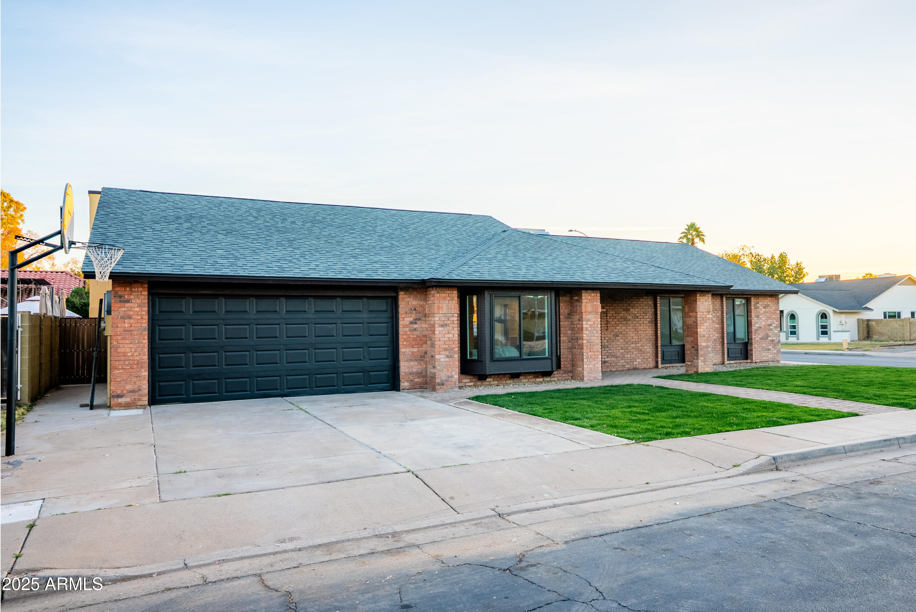 1123 W MENDOZA Avenue