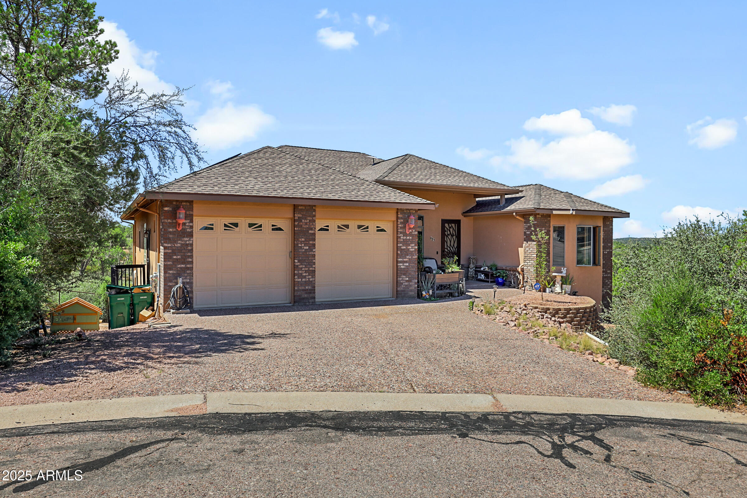 601 E HUNTER Drive