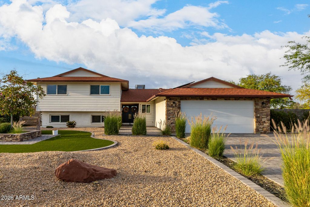 Photo of 5302 W Greenway Road, Glendale, AZ 85306 (MLS # 6999842)