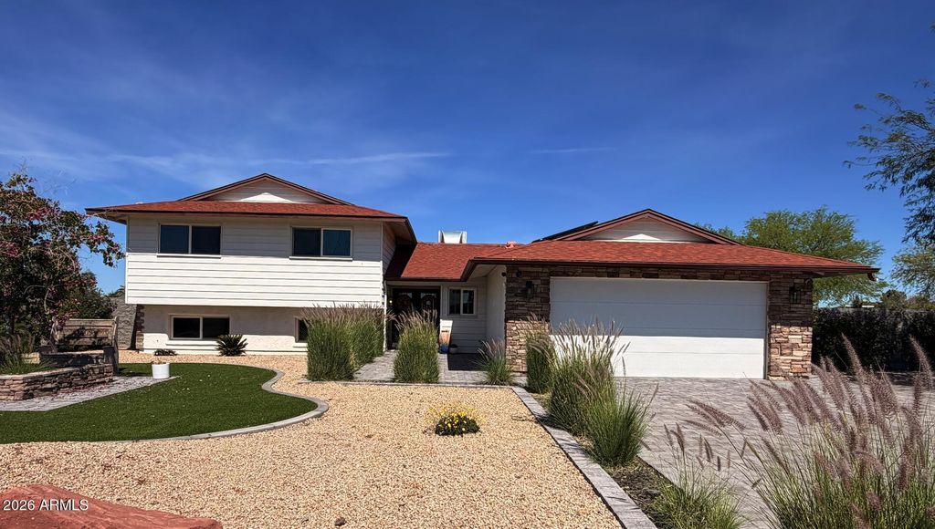 Photo of 5302 W Greenway Road, Glendale, AZ 85306 (MLS # 6999842)