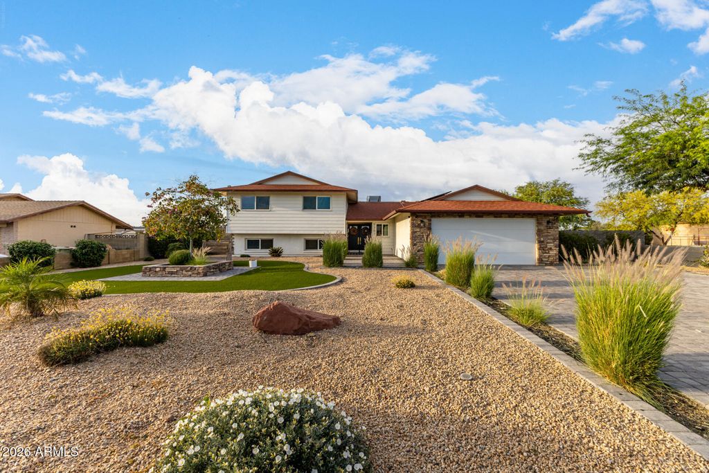 Photo of 5302 W Greenway Road, Glendale, AZ 85306 (MLS # 6999842)