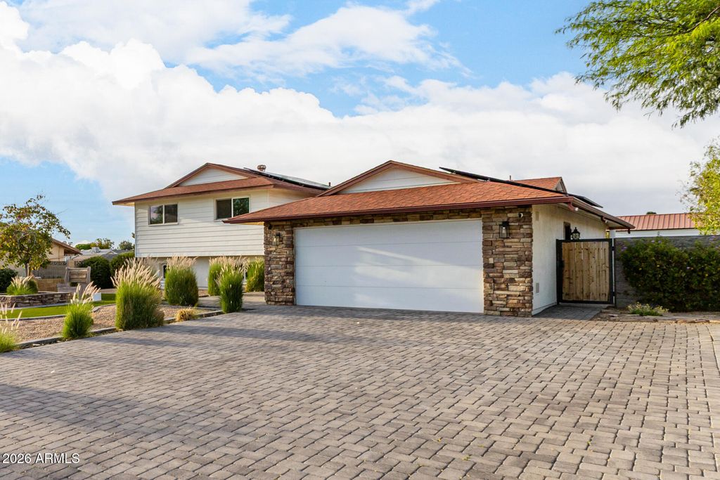 Photo of 5302 W Greenway Road, Glendale, AZ 85306 (MLS # 6999842)