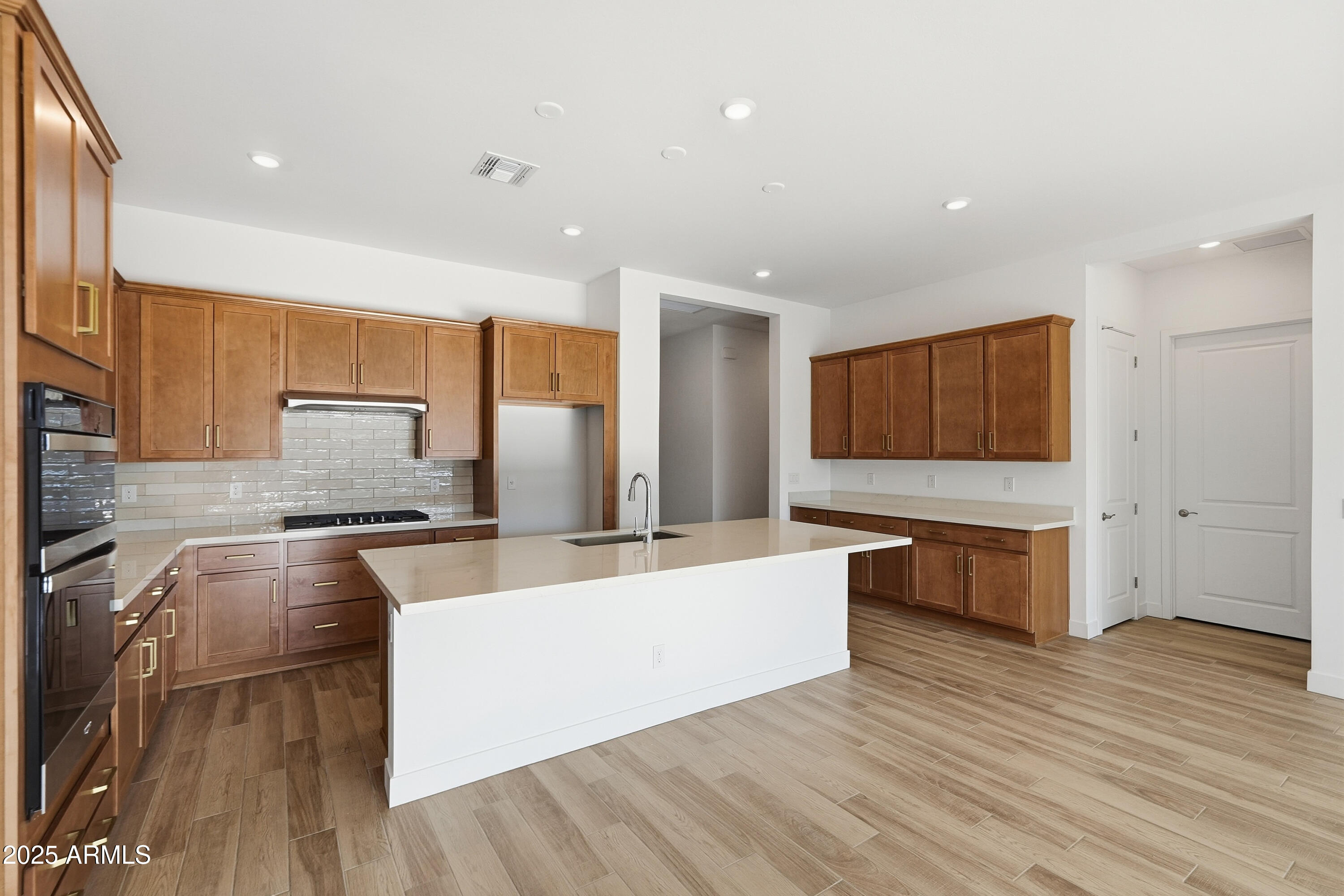 21461 W MEADOWBROOK Avenue