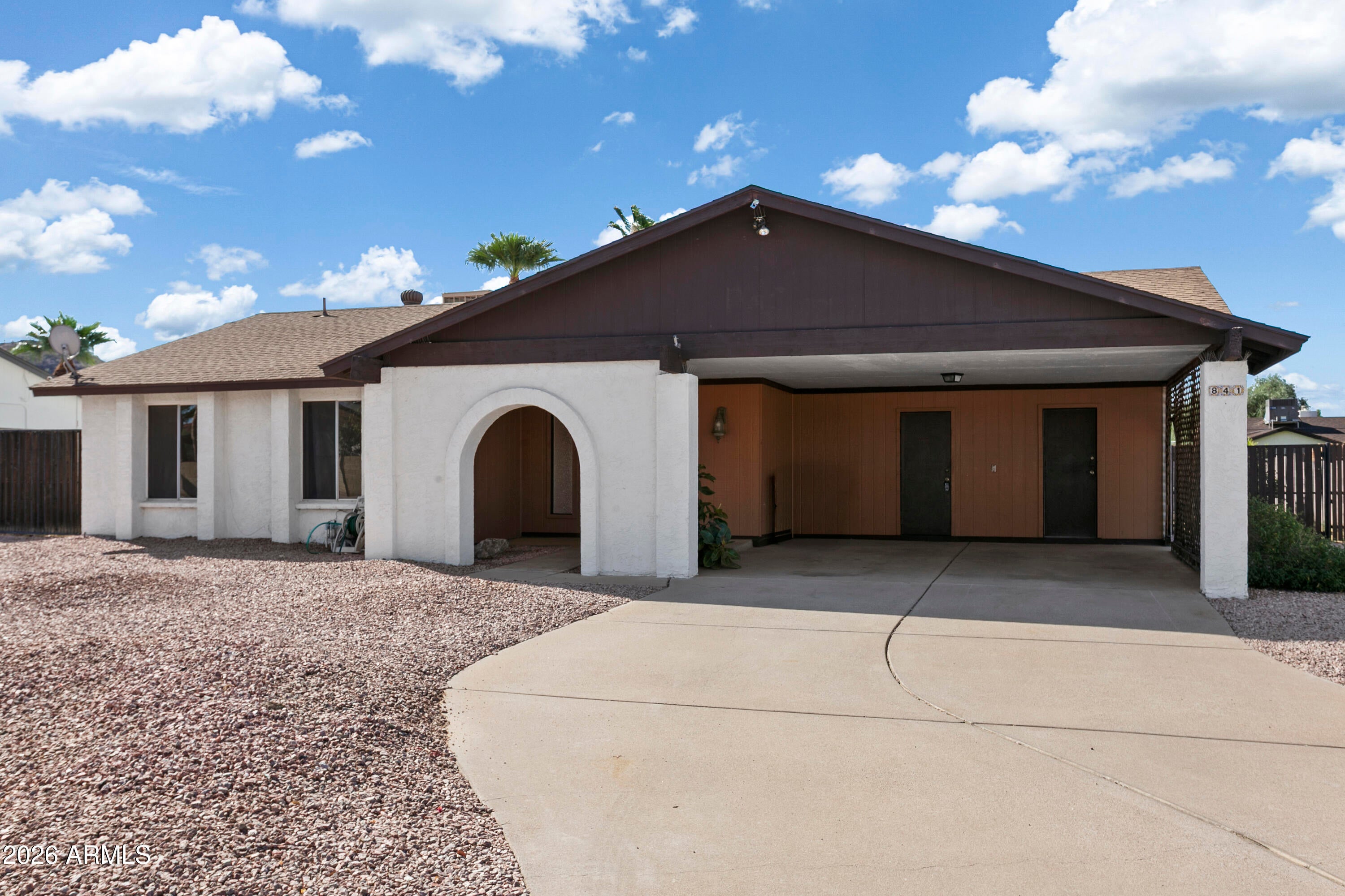 841 E PARADISE Lane