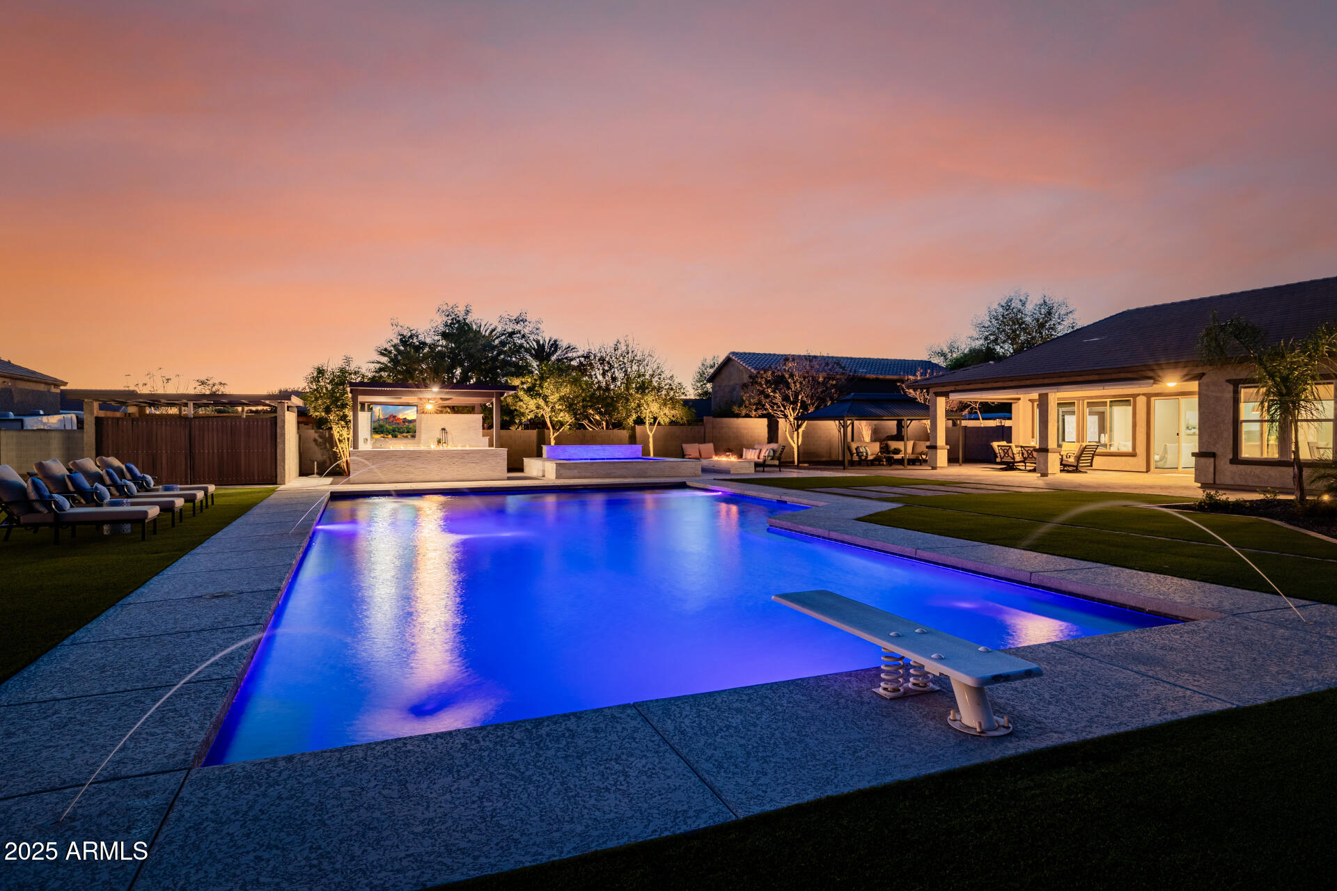 7889 W CALLE LEJOS --