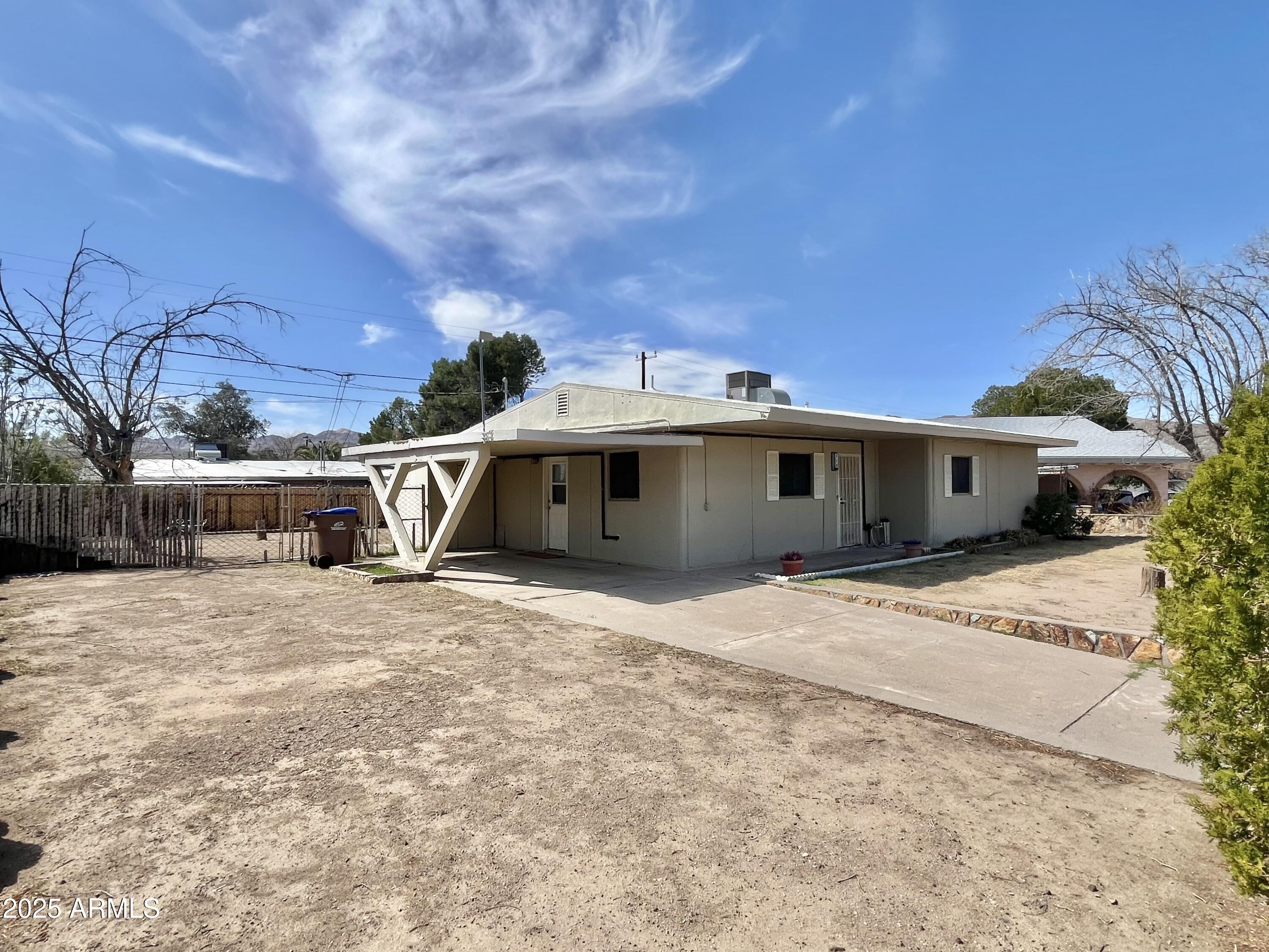 215 W Greenwich Road