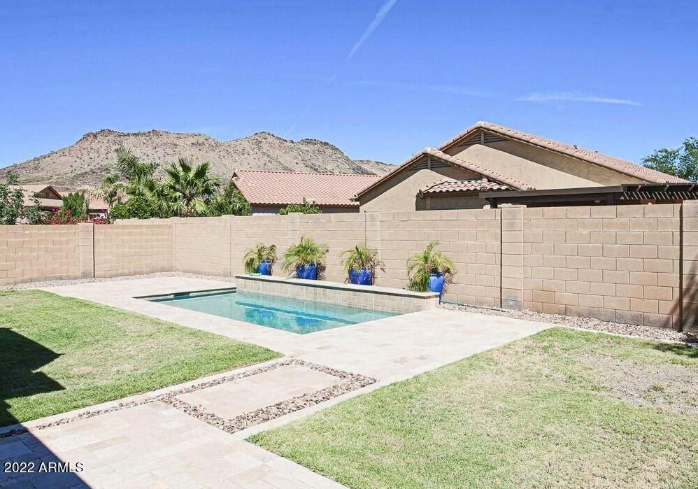 27015 N 52ND Glen