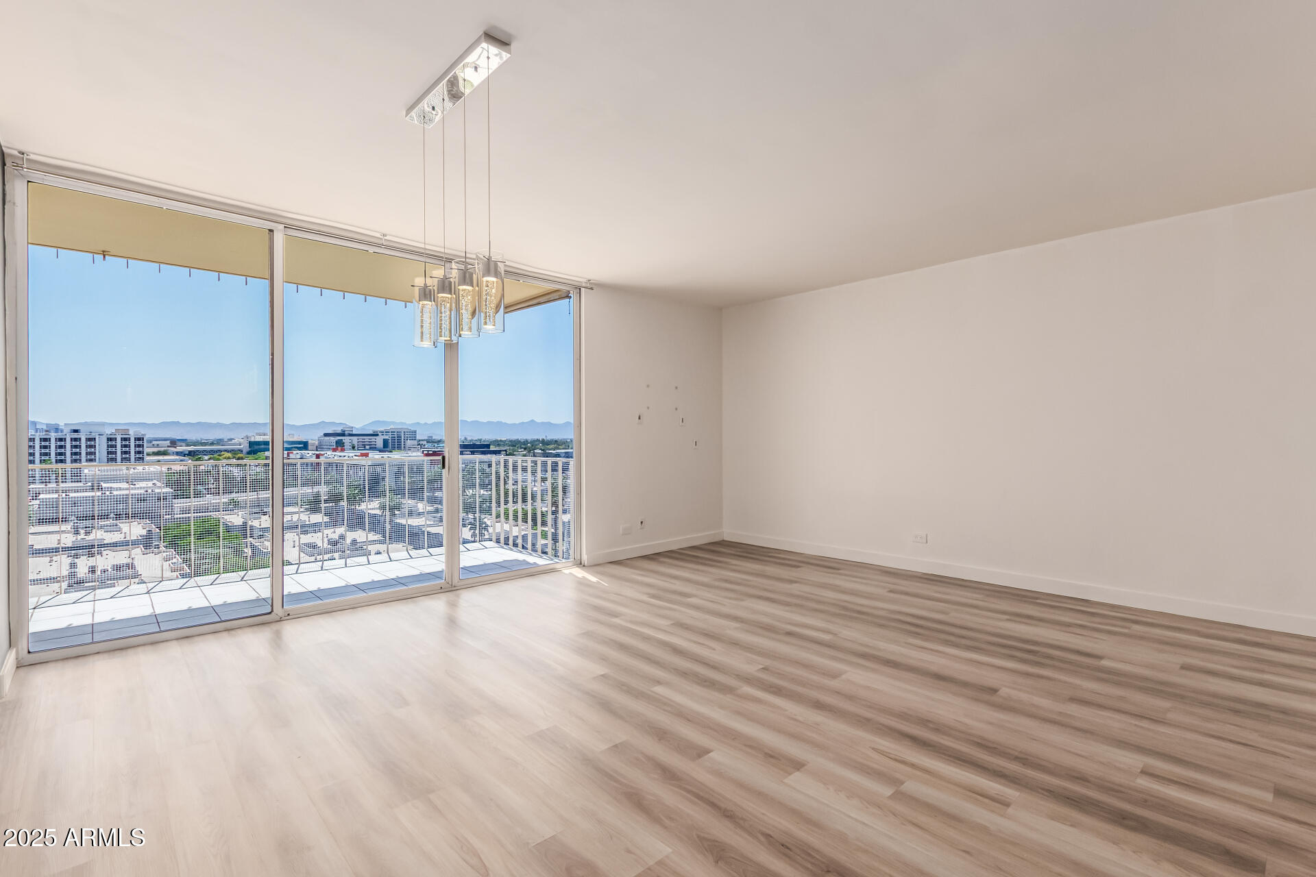 207 W CLARENDON Avenue H9
