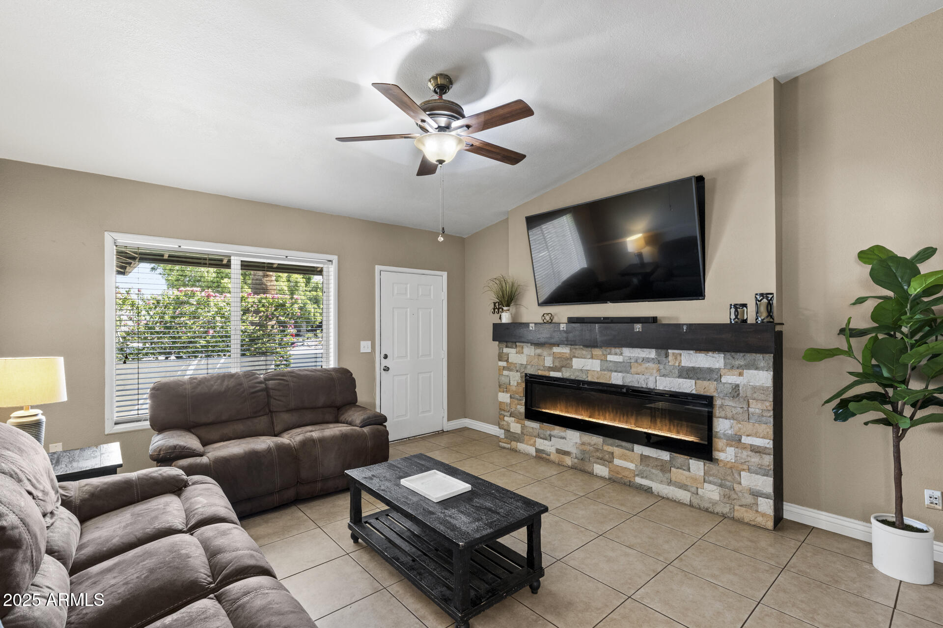6605 W ALTADENA Avenue