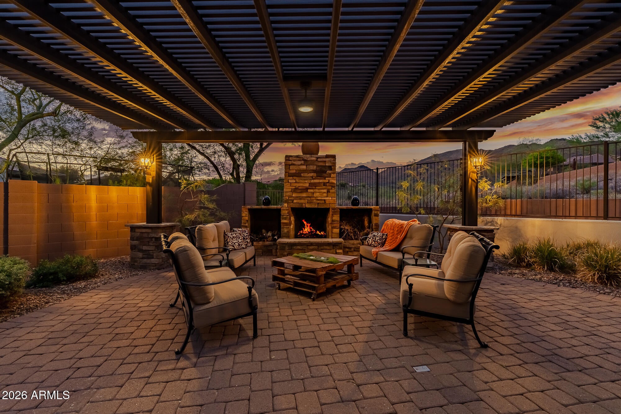 1813 W CAMARGO Court