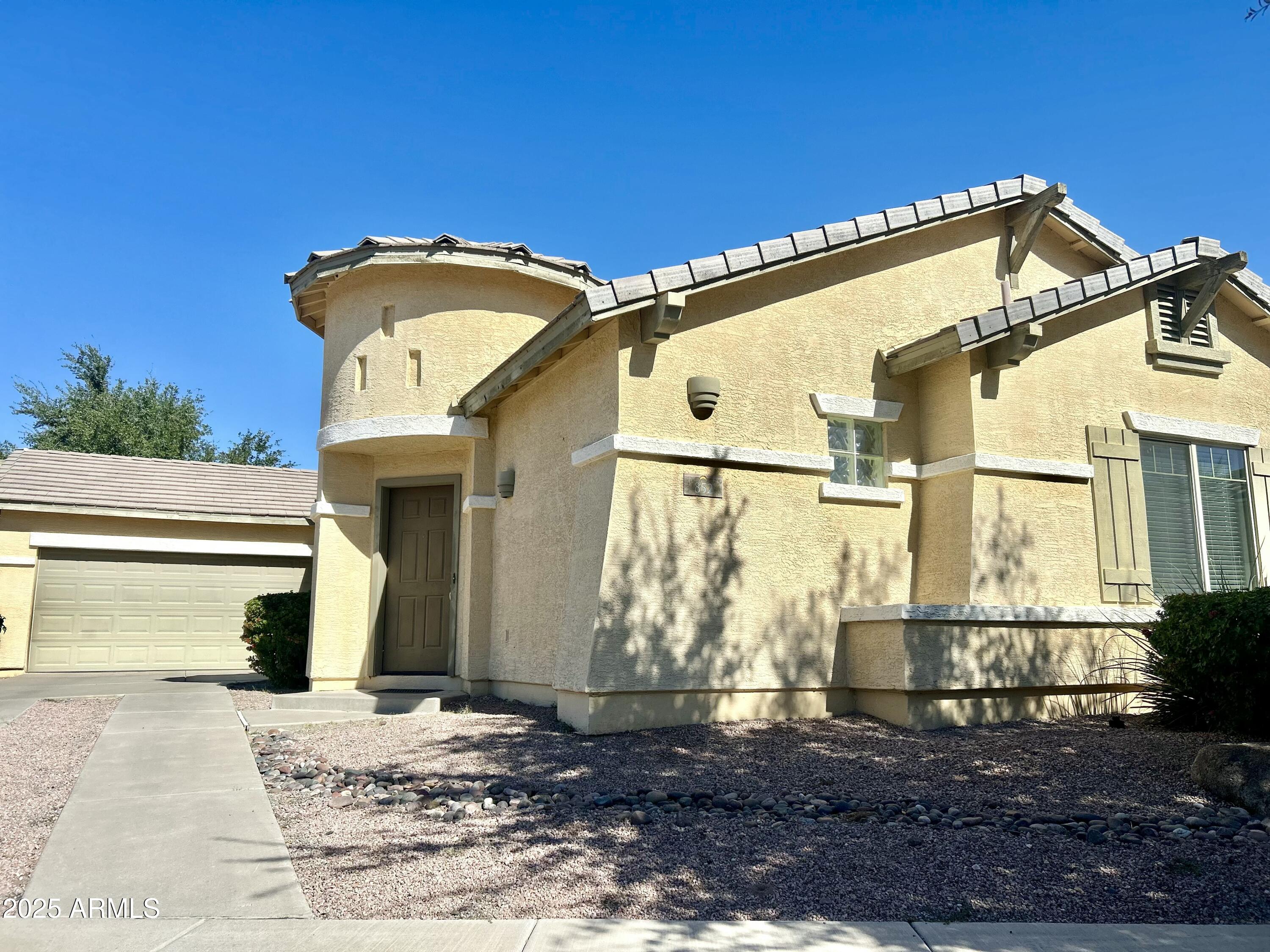 852 E Runaway Bay Place