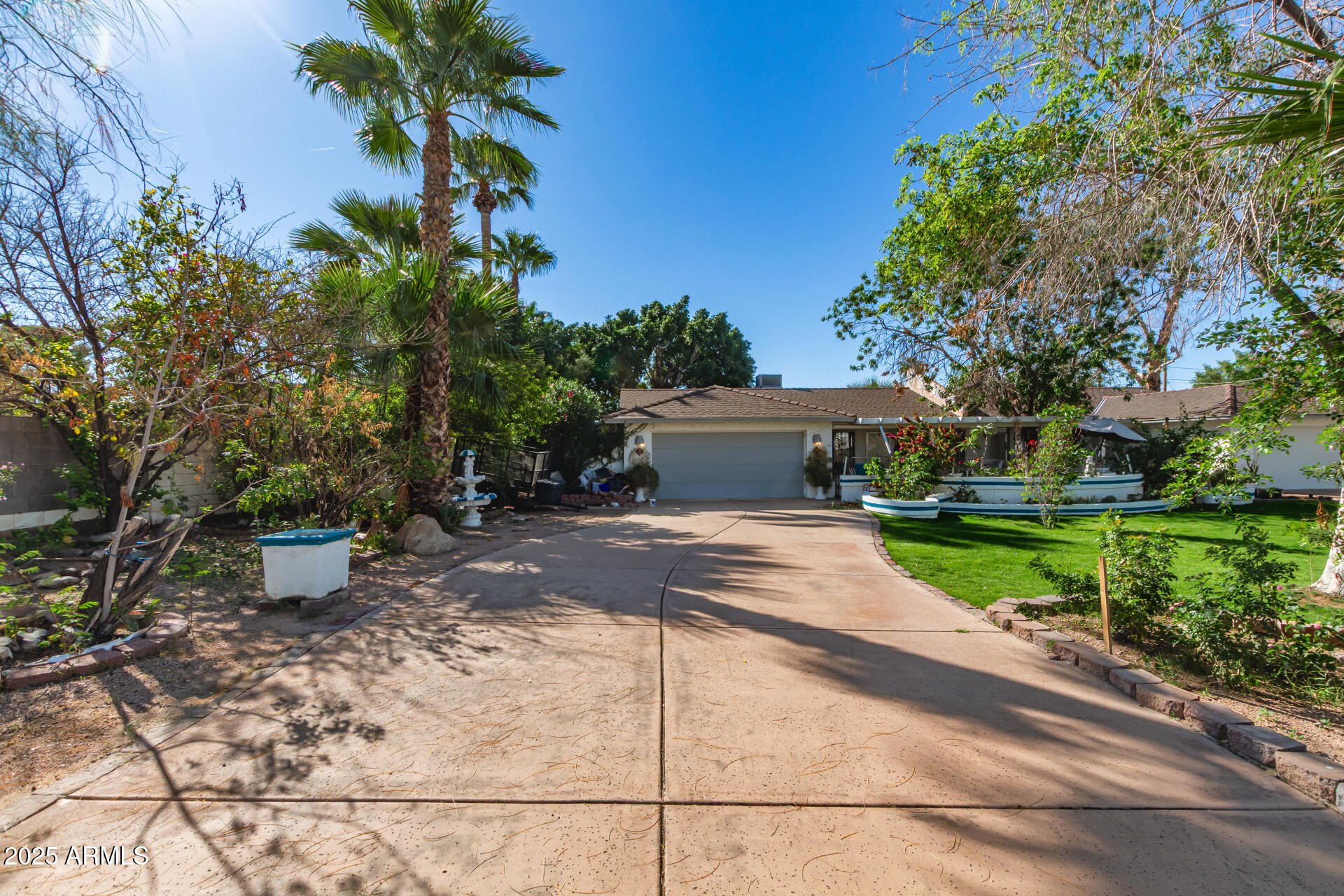 5545 E EARLL Drive
