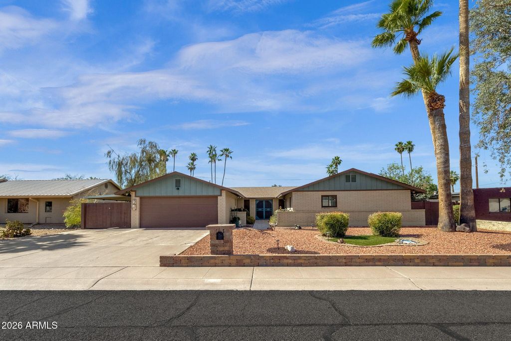 Photo of 709 E Royal Palm Road E, Phoenix, AZ 85020 (MLS # 7026171)