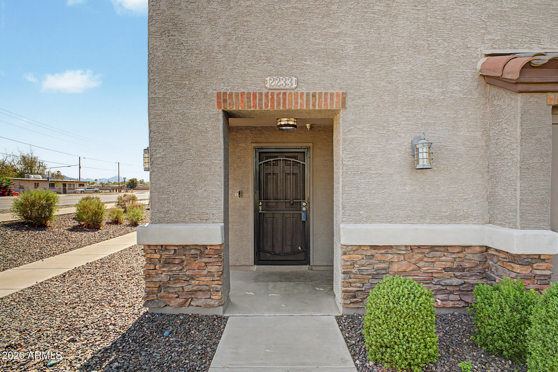 2233 E HUNTINGTON Drive