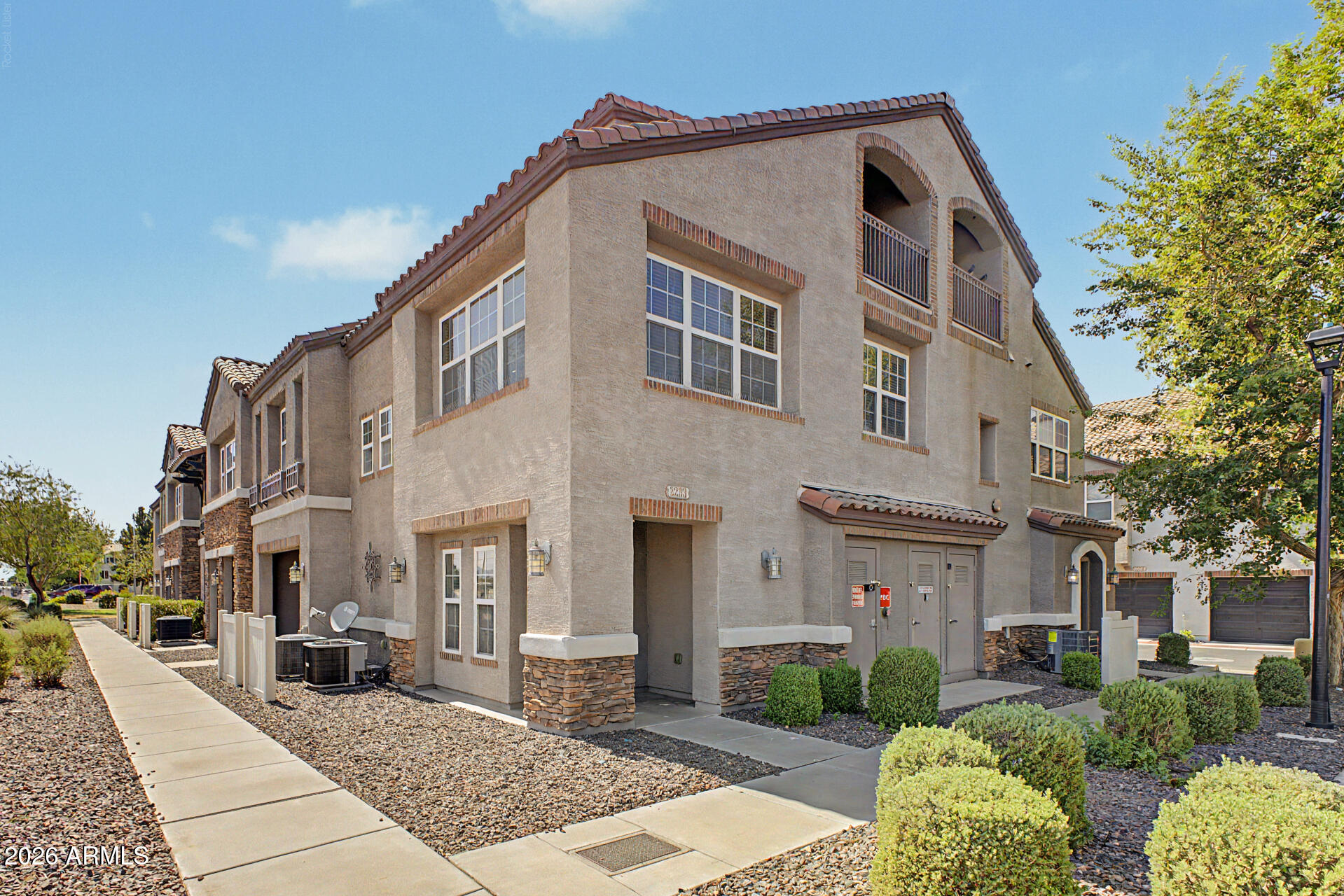 2233 E HUNTINGTON Drive