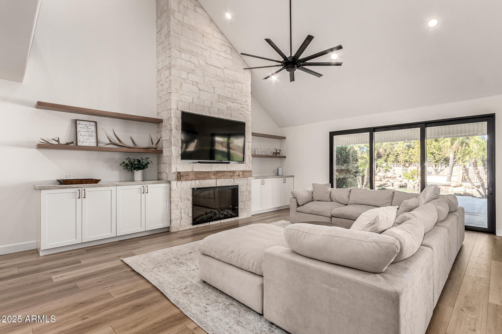 2552 E RIDGEWOOD Lane