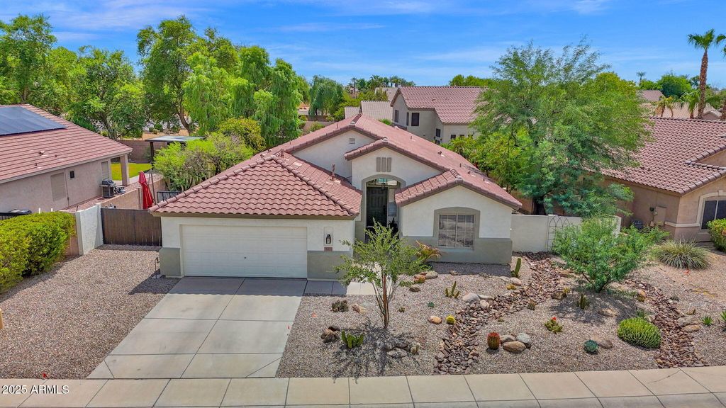 Photo of 633 W Canary Way, Chandler, AZ 85286 (MLS # 6912640)