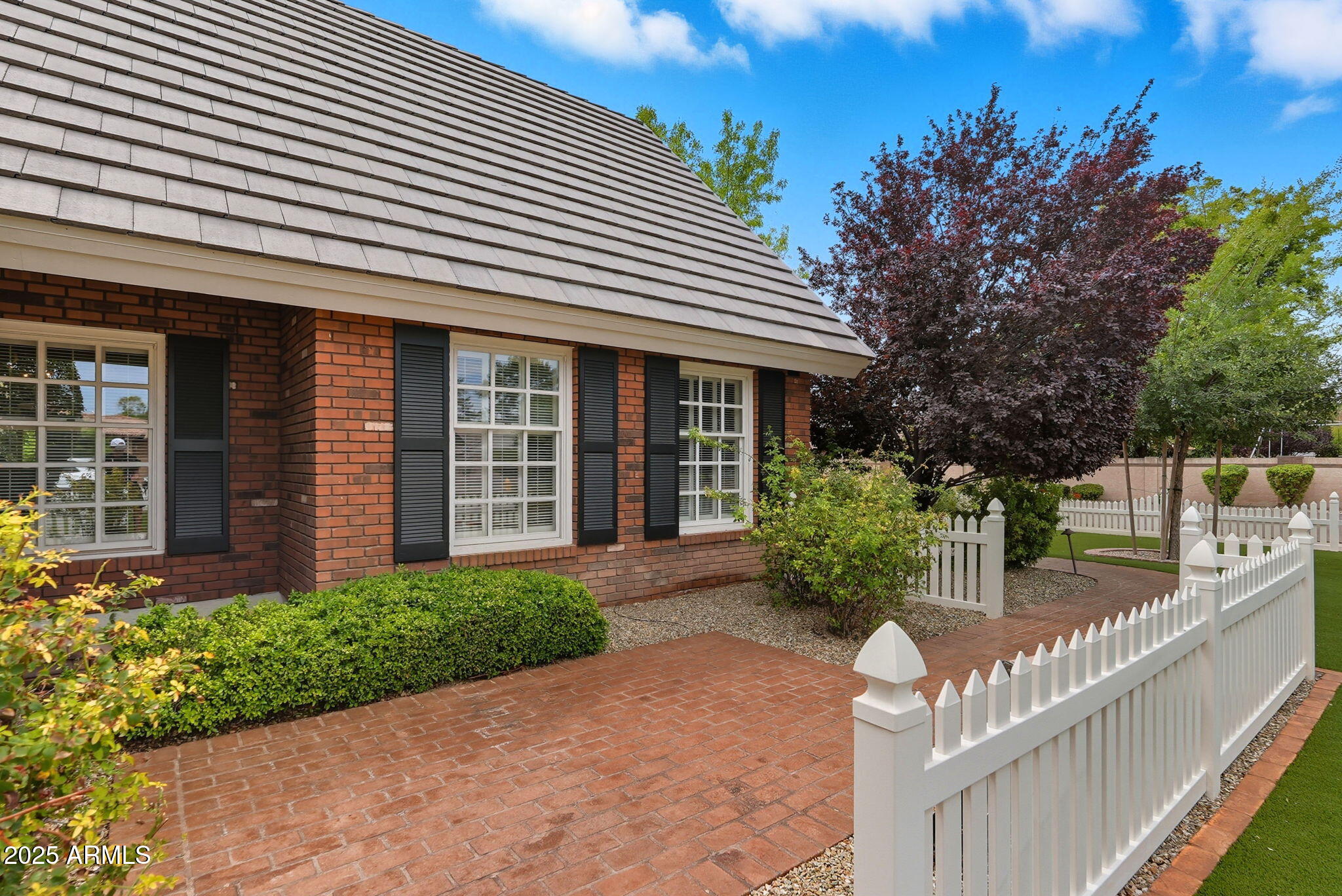 1001 E CAROLINE Lane