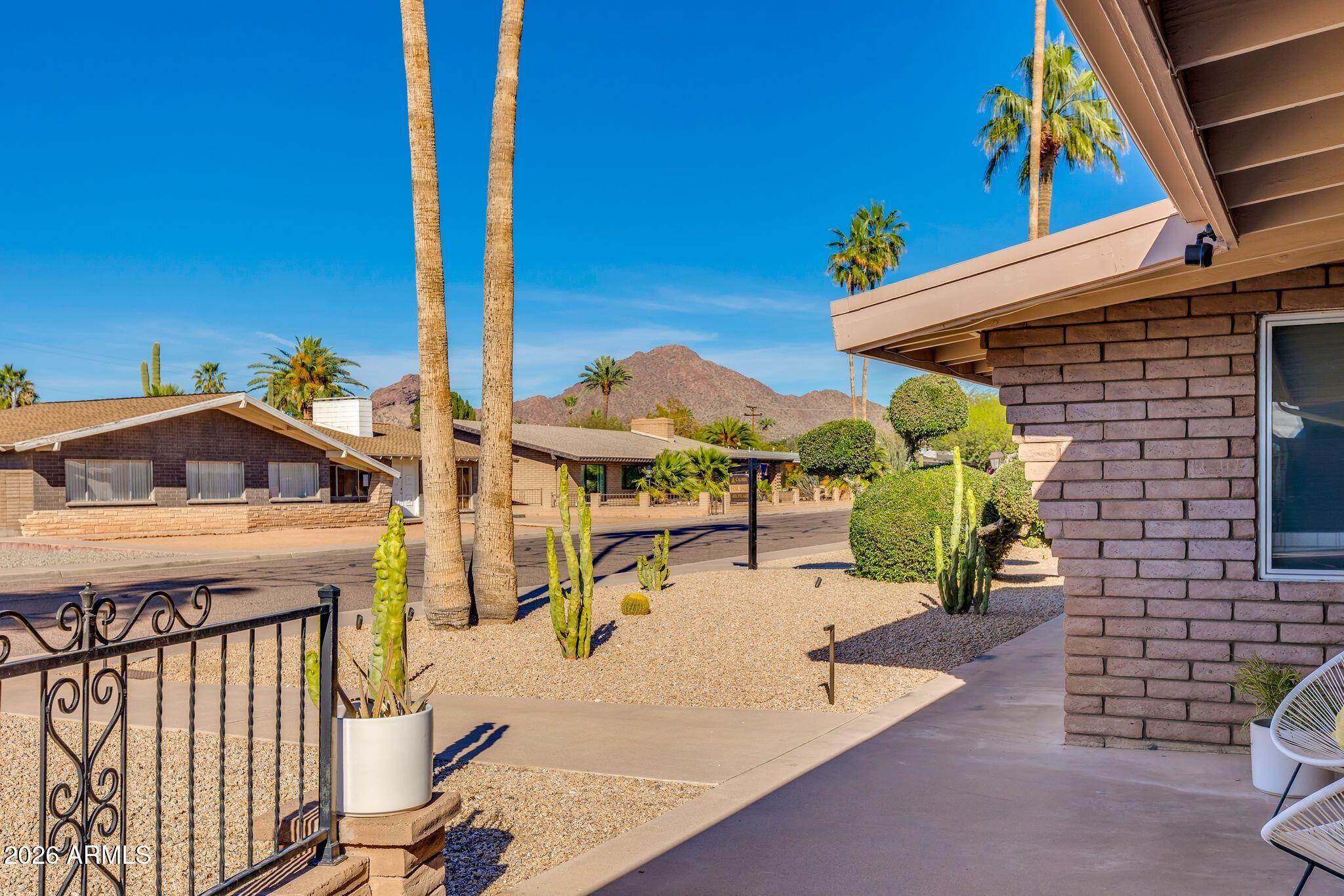 3715 E GLENROSA Avenue