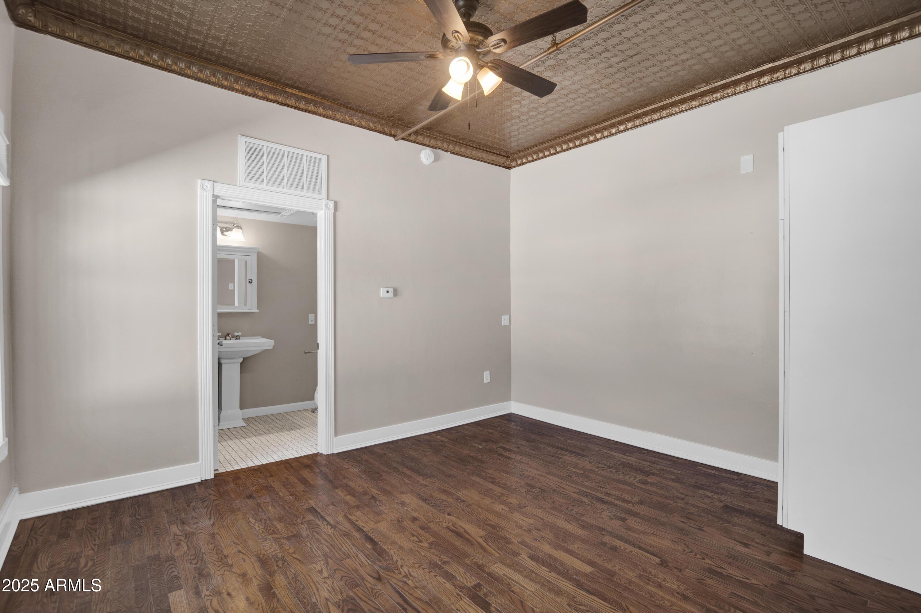 5753 W Glendale Avenue Apt 202