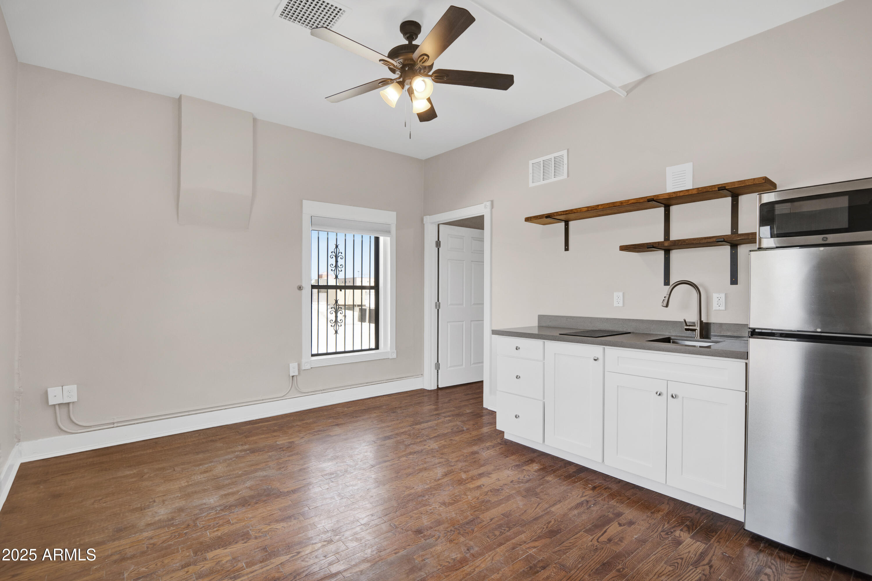 5753 W GLENDALE Avenue 202