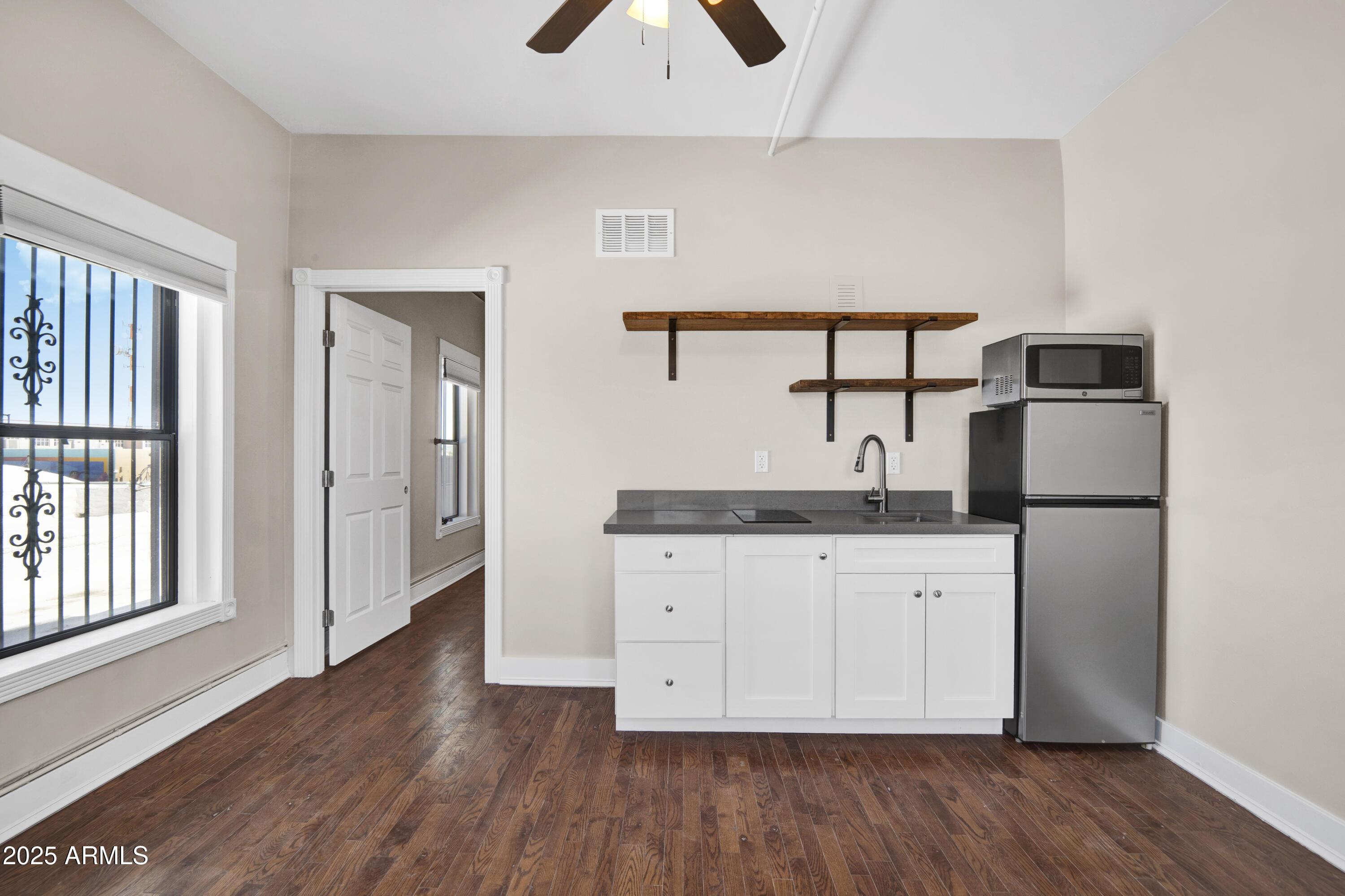 5753 W Glendale Avenue Apt 202