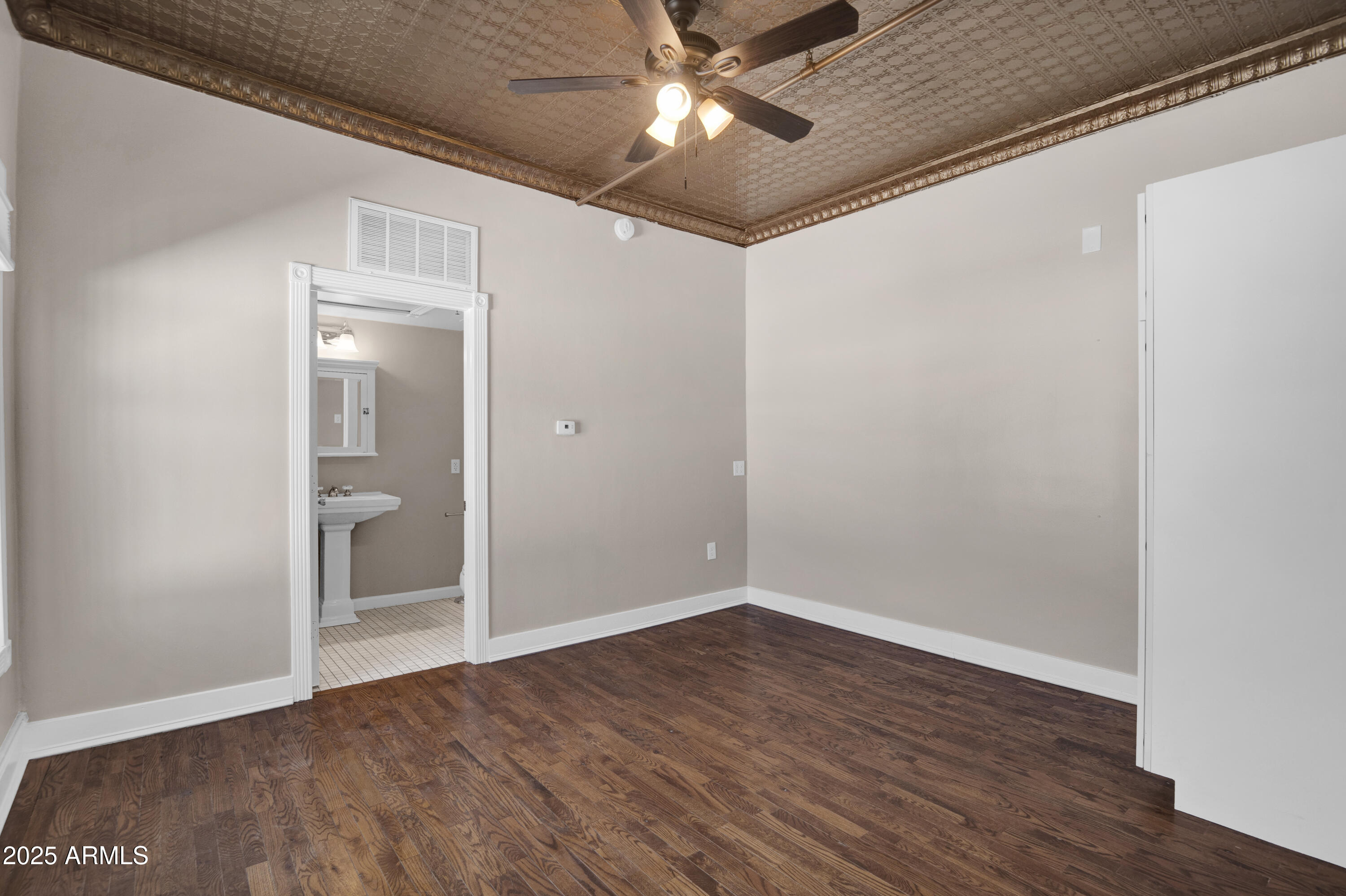 5753 W GLENDALE Avenue 202