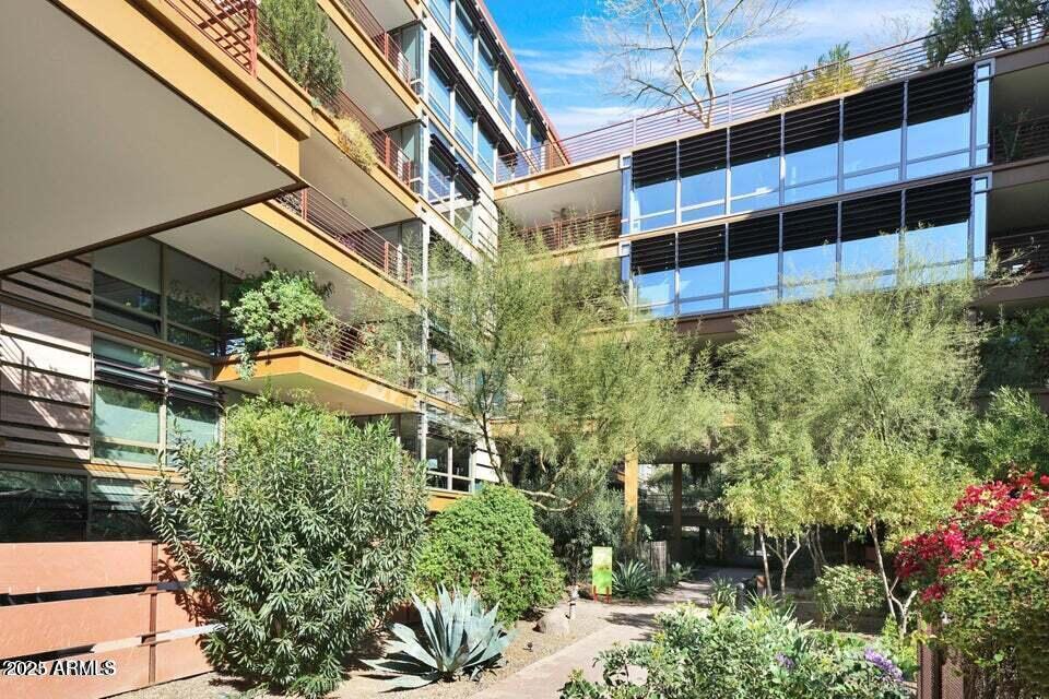 7121 E RANCHO VISTA Drive 2001