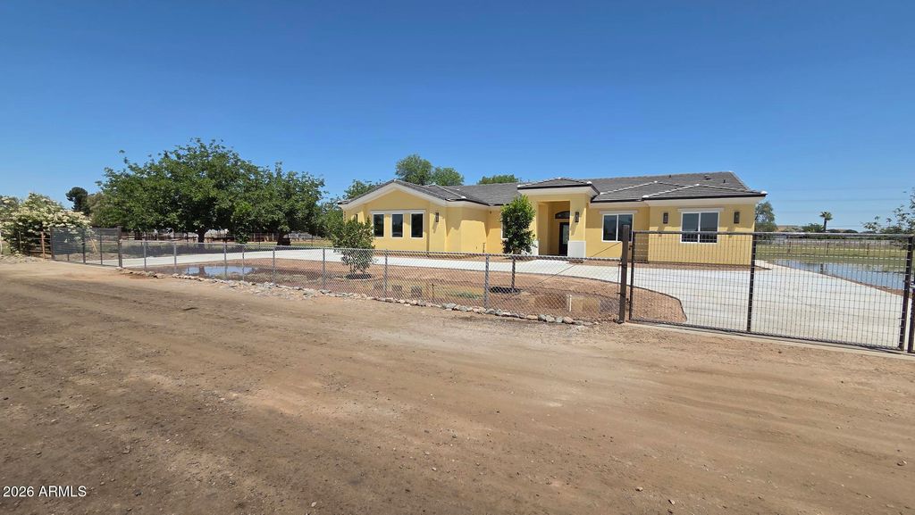Photo of 6824 W Illini Street, Phoenix, AZ 85043 (MLS # 7031169)