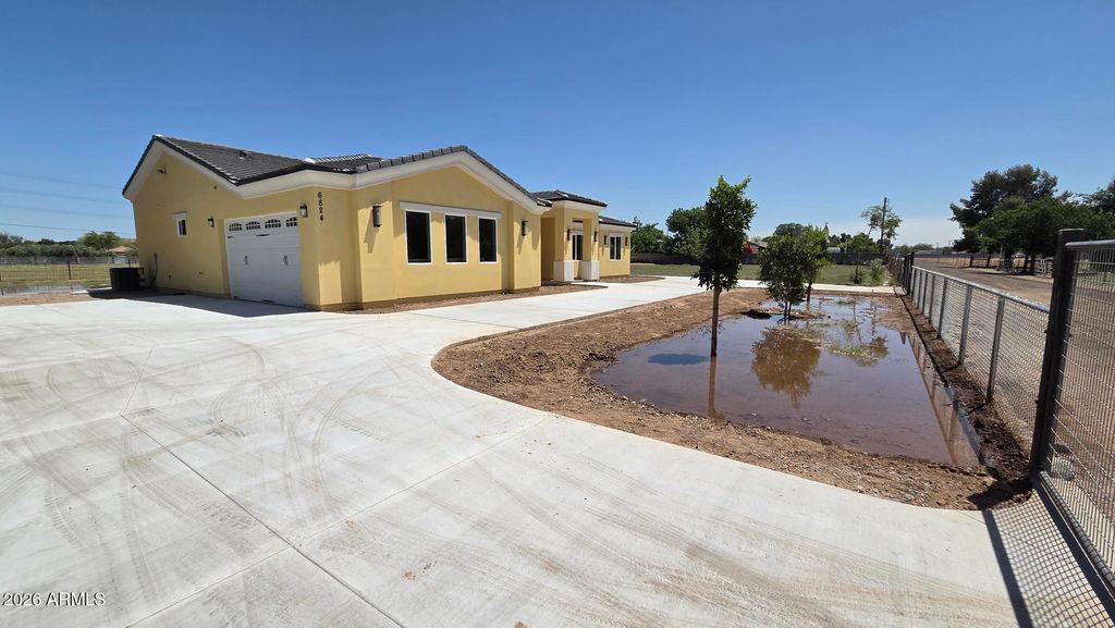 Photo of 6824 W Illini Street, Phoenix, AZ 85043 (MLS # 7031169)
