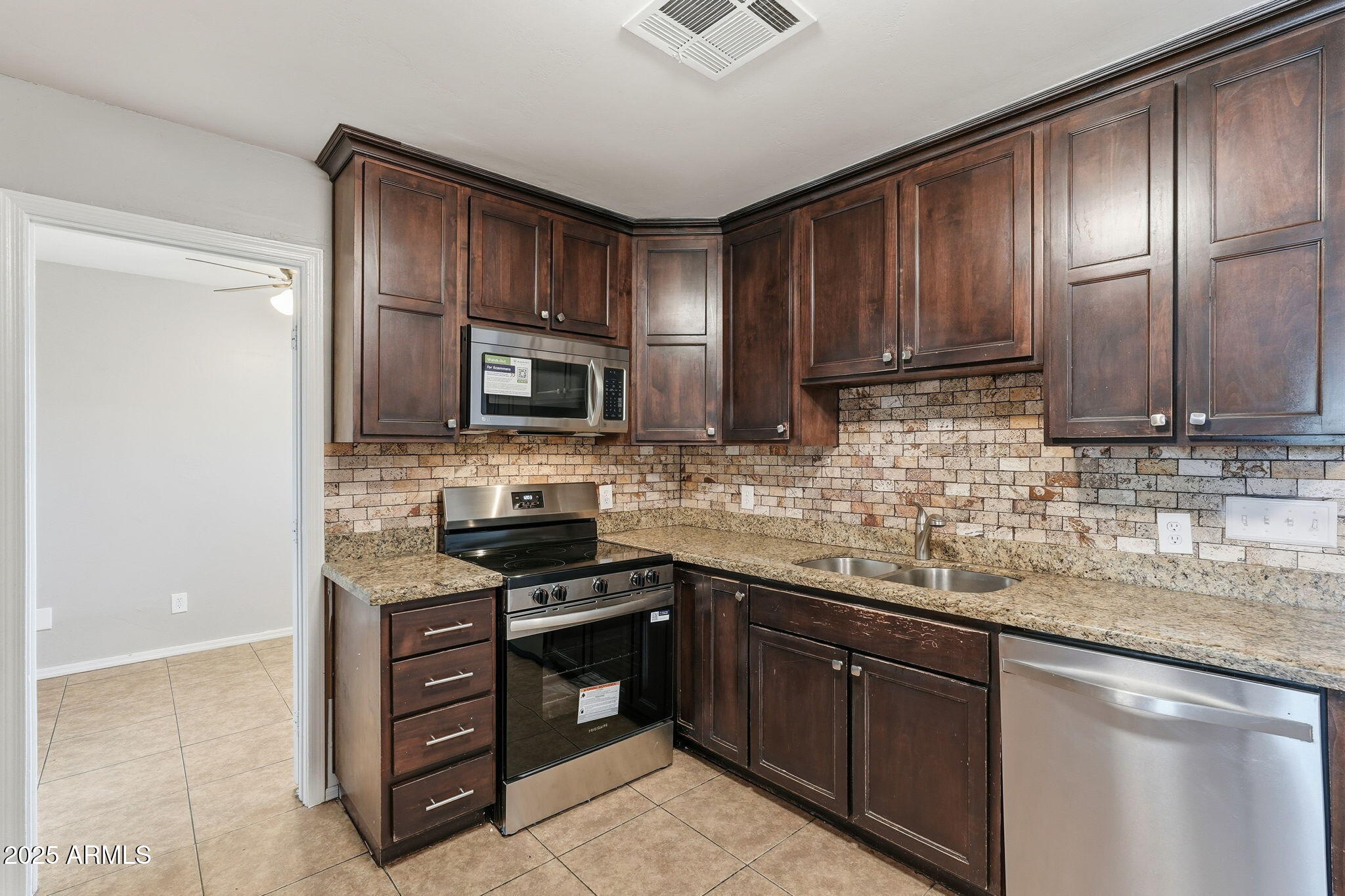 2125 E SWEETWATER Avenue