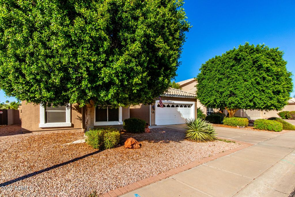 Photo of 564 W Candlewood Lane, Gilbert, AZ 85233 (MLS # 6927011)