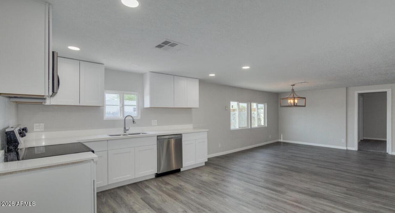 1562 S DESERT VIEW Place