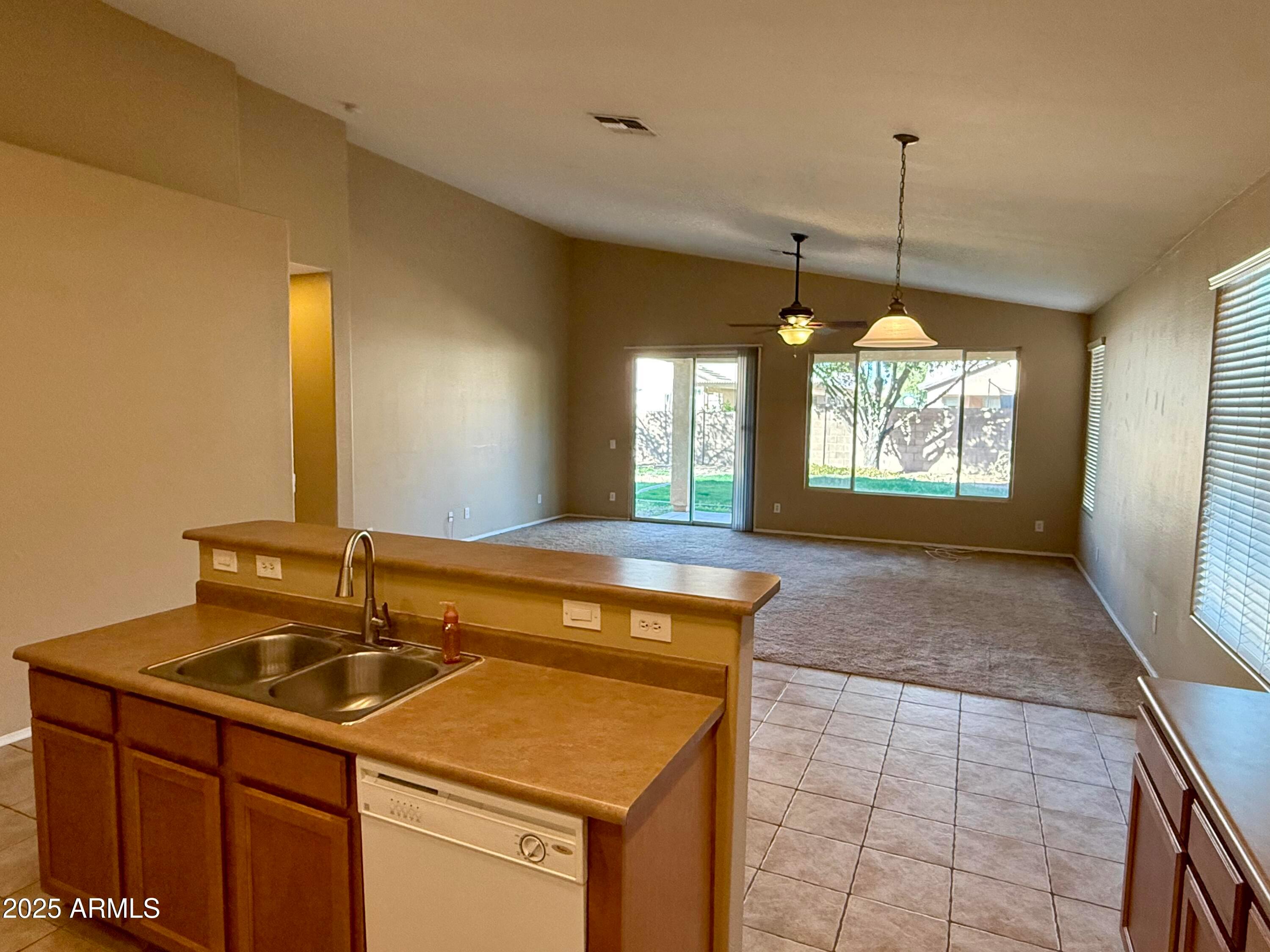 21992 E CAMINA PLATA --