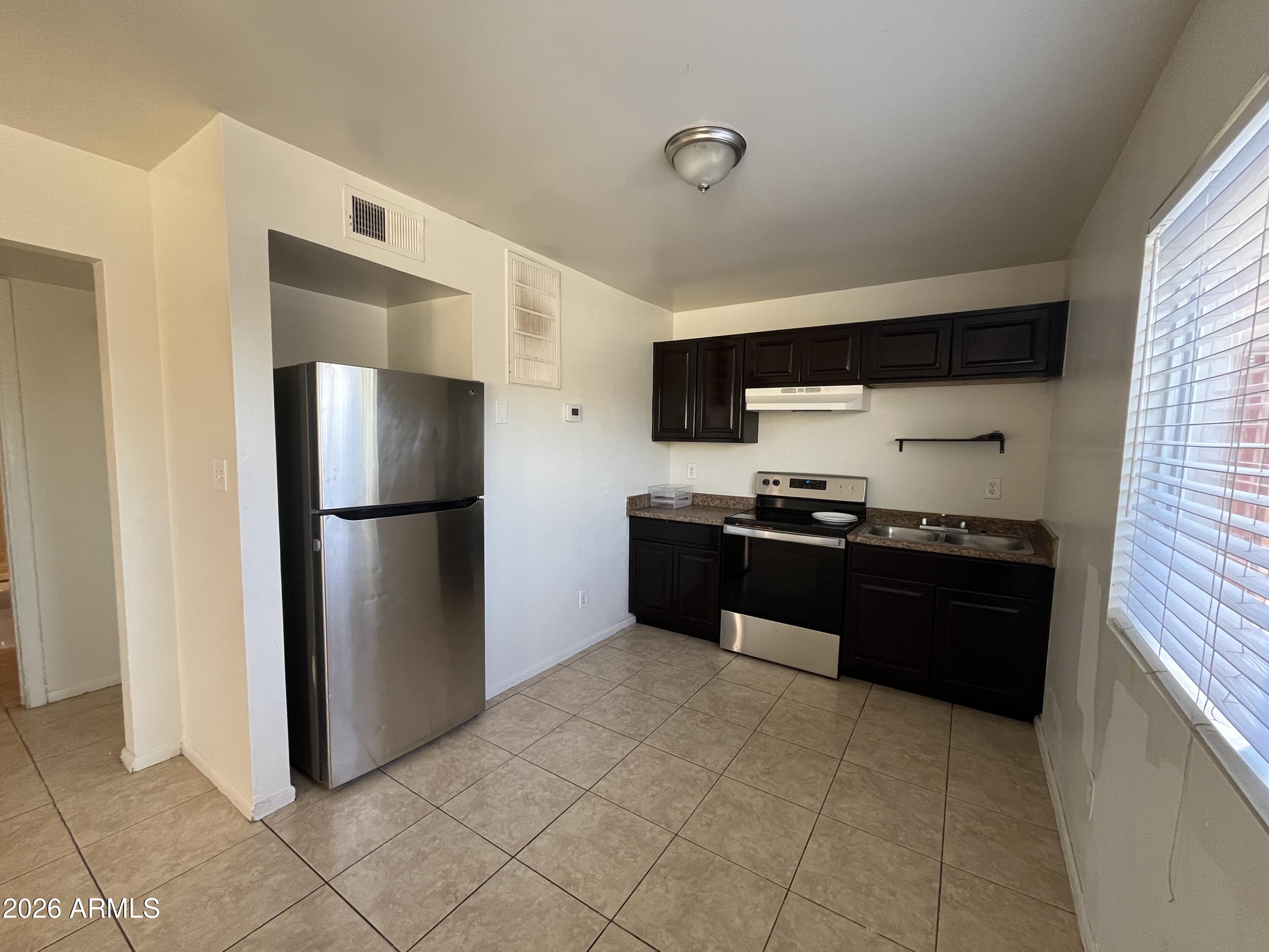 1321 W VOGEL Avenue