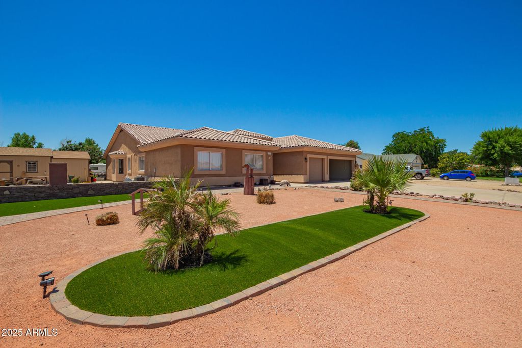 Photo of 10535 W San Miguel Avenue, Glendale, AZ 85307 (MLS # 6992844)