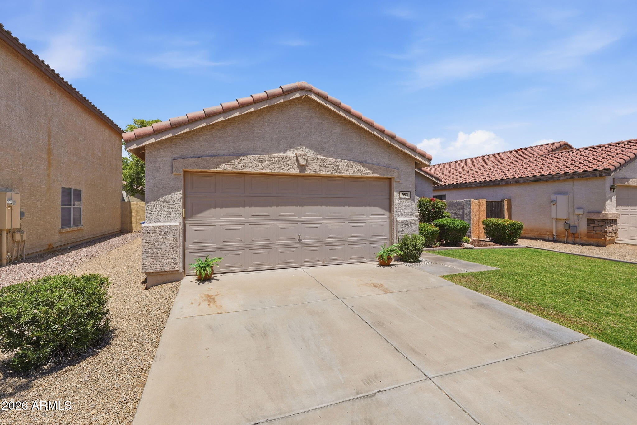 1086 E ARABIAN Drive