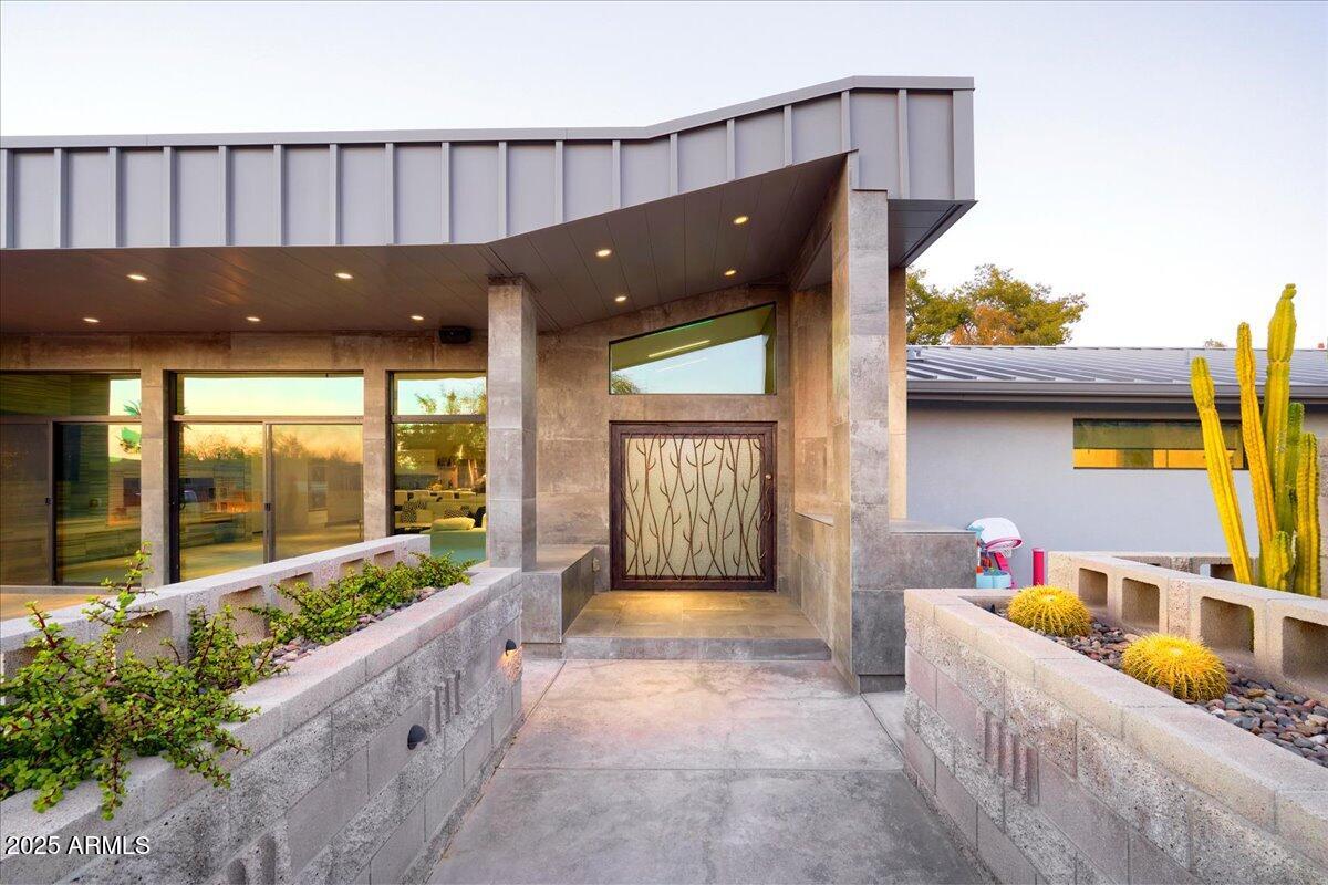 6529 N MOUNTAIN VIEW Drive