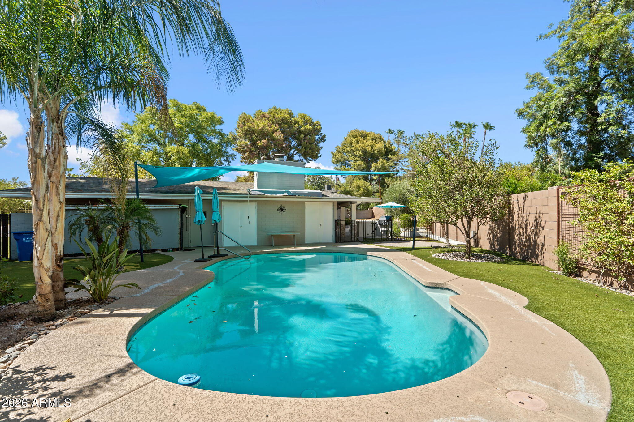 2054 E RANCHO Drive
