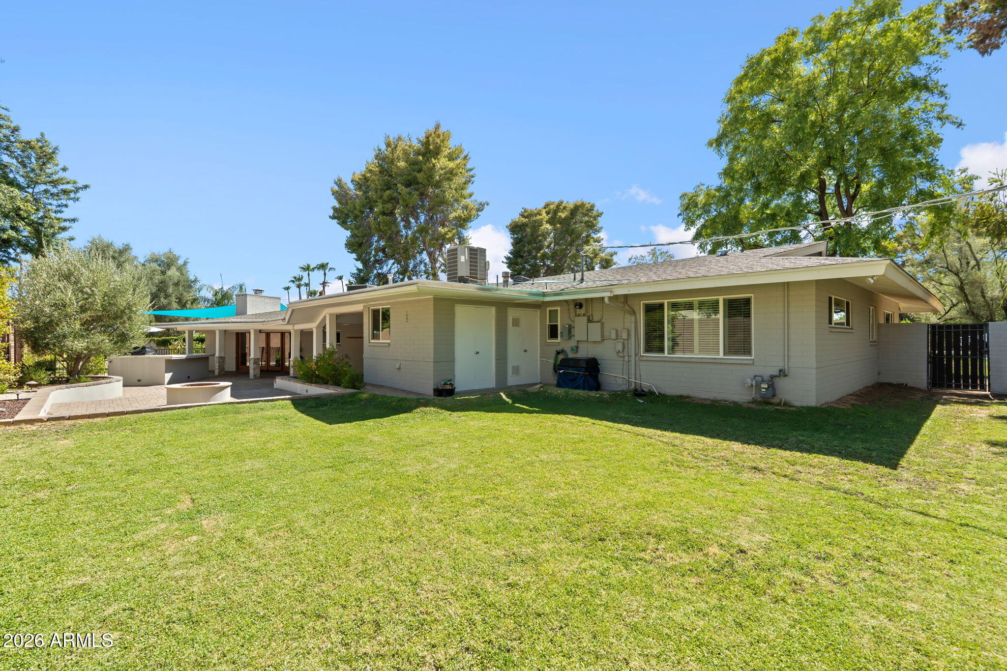 2054 E RANCHO Drive