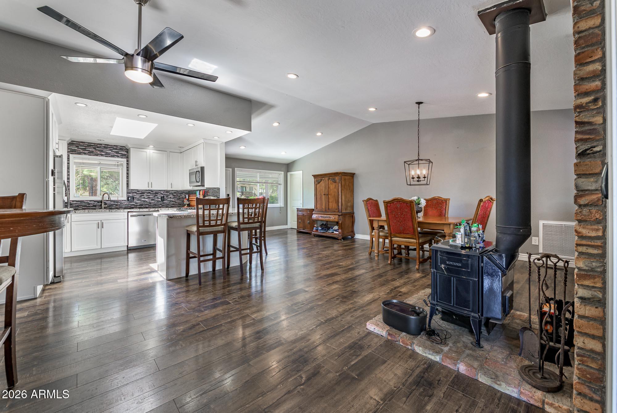 4652 E NORTHWOOD Way