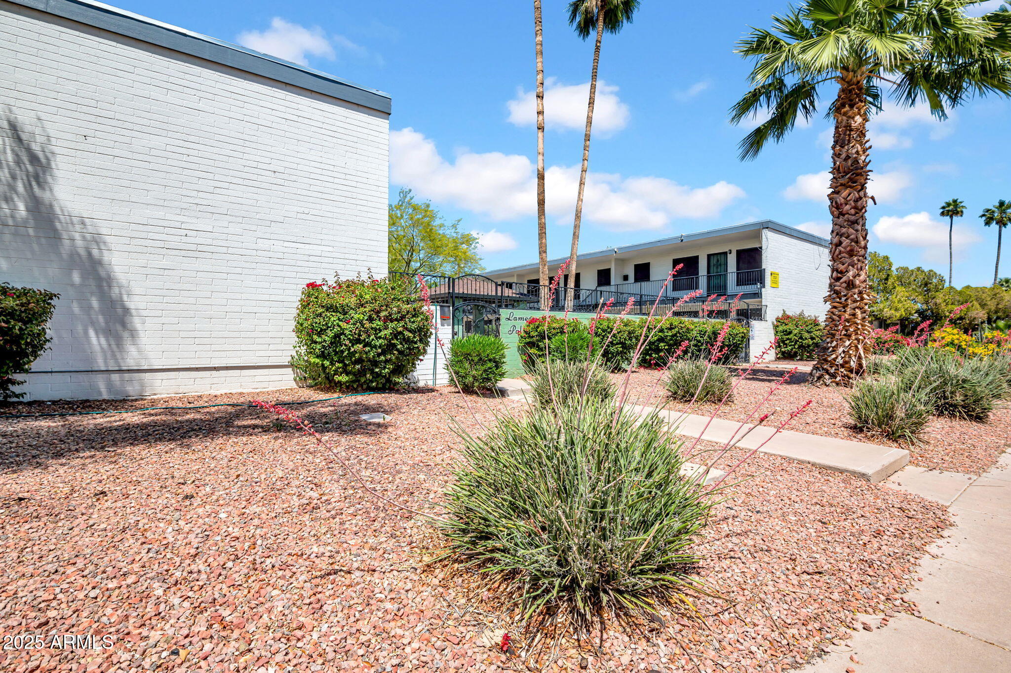 1942 W BERRIDGE Lane