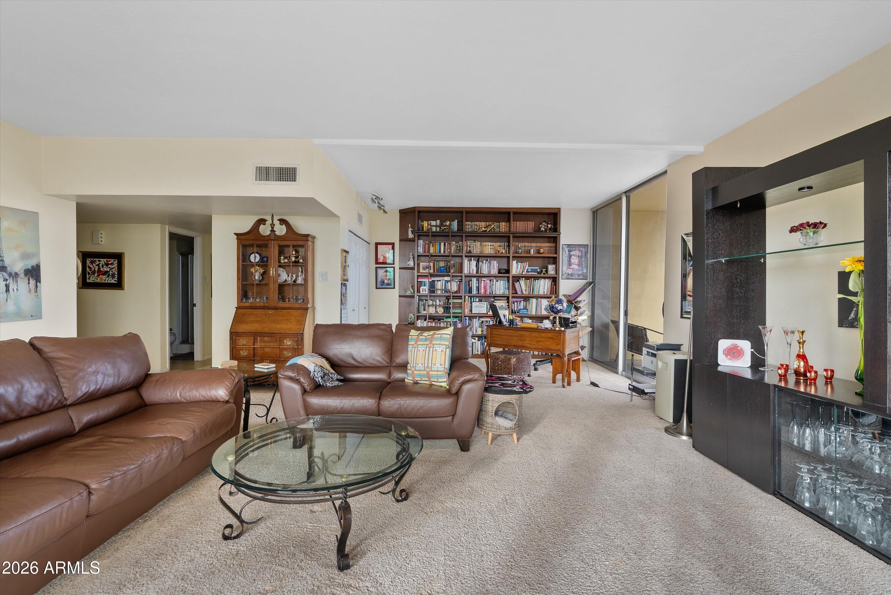 207 W CLARENDON Avenue F6