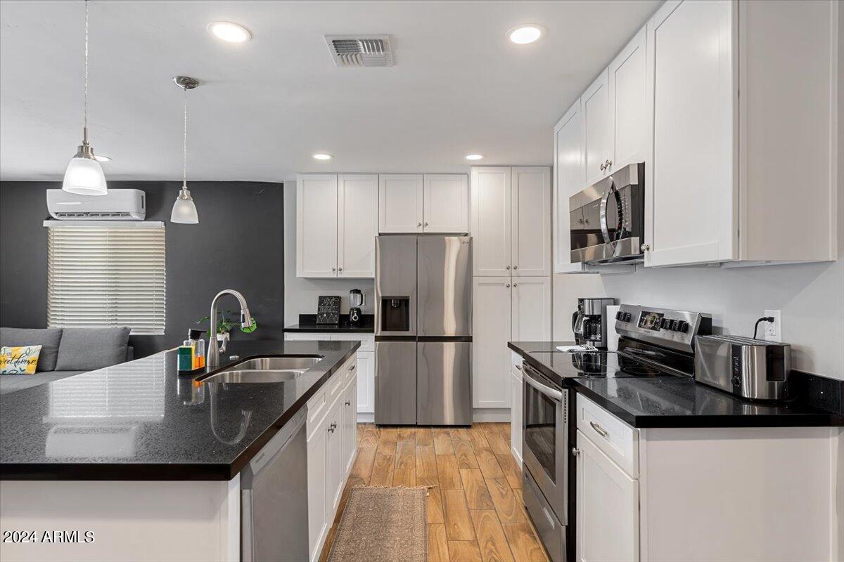 1708 E VERDE Lane