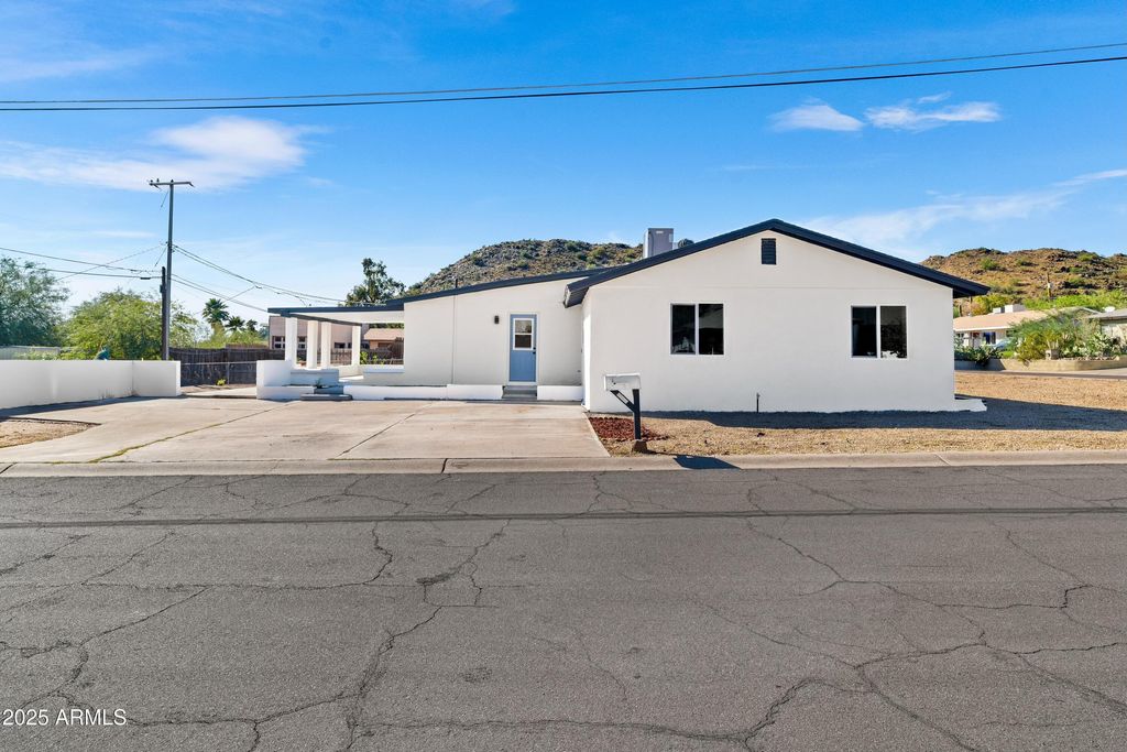 Photo of 901 W Mercer Lane, Phoenix, AZ 85029 (MLS # 6937458)