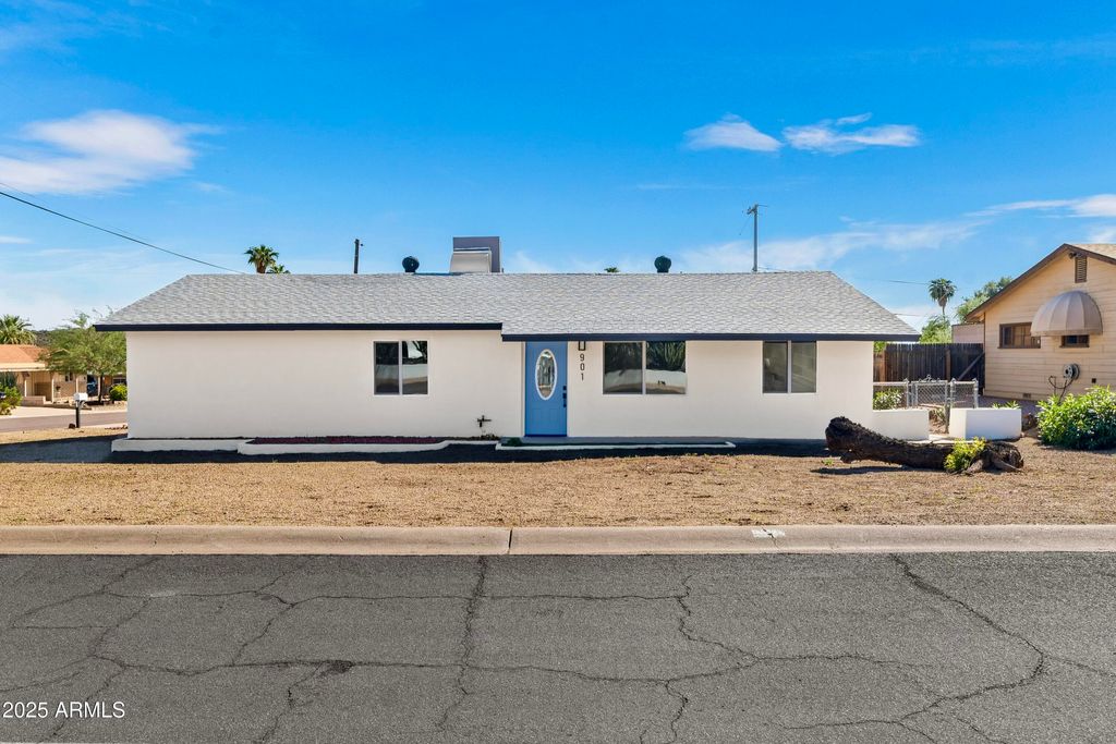 Photo of 901 W Mercer Lane, Phoenix, AZ 85029 (MLS # 6937458)