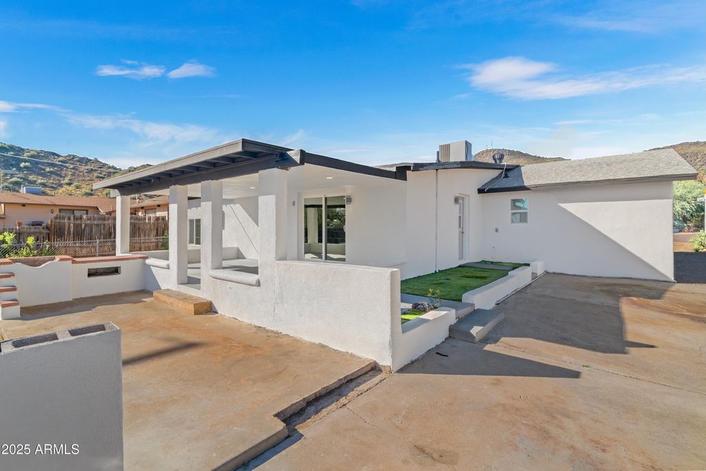 Photo of 901 W Mercer Lane, Phoenix, AZ 85029 (MLS # 6937458)