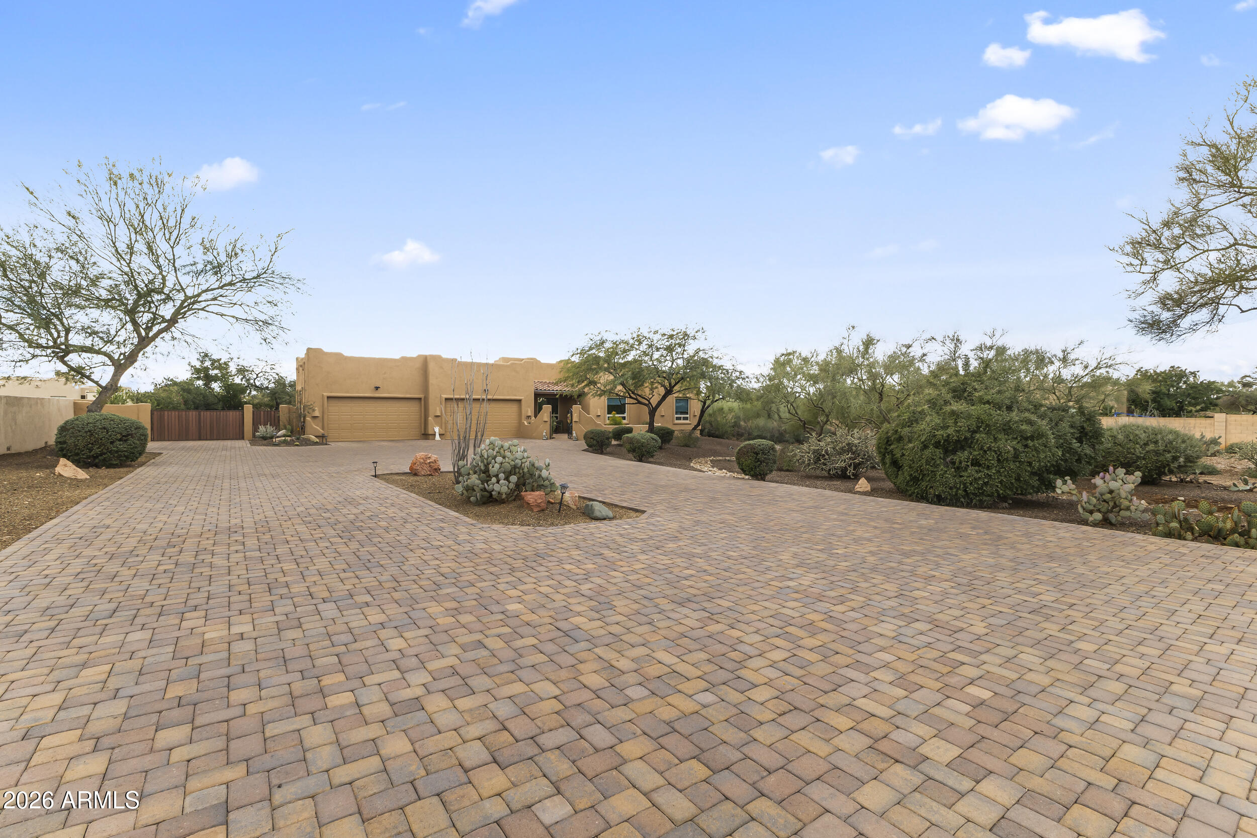 125 E DESERT HILLS Drive